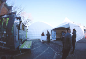 location de tente igloo au centre-du-québec, Chapiteaux CDQ, idéal pour les événements d'hiver, chauffage, éclairage, service aux tables, bar lumineux.